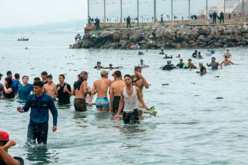 <i>Cientos de migrantes nadando queriendo llegar a Ceuta. / Europa Press. </i>