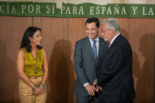 <i>El presidente de la Junta de Andalucía, Juanma Moreno y la presidenta del Parlamento andaluz, Marta Bosquet felicitan a Jesús Maeztu tras tomar posesión del cargo como Defensor del Pueblo Andaluz. / María José López / Europa Press.</i>