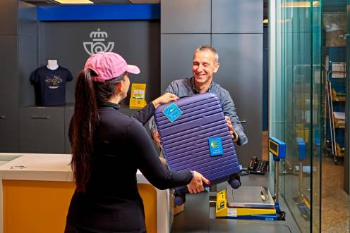 <i>Imagen de trabajadores en la oficina de Correos. / Correos. </i>