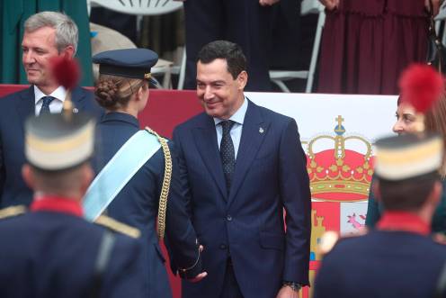 <i>La Princesa Leonor y el presidente de la Junta de Andalucía, Juanma Moreno, durante el acto solemne de homenaje a la bandera nacional y desfile militar por el 12 de octubre, Día de la Hispanidad, en la Plaza de Cánovas del Castillo, a 12 de octubre de 2025. / Europa Press. </i>