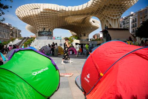 <i>Imagen de la acampada instalada en las Setas de Sevilla en solidaridad con el desahucio de Maricarmen. / Europa Press.</i>