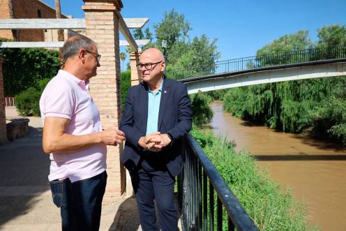 <i>Manuel Fernández, subdelegado del Gobierno, y Blas Alves, alcalde de Villanueva de la Reina. / Subdelegación del Gobierno.</i>