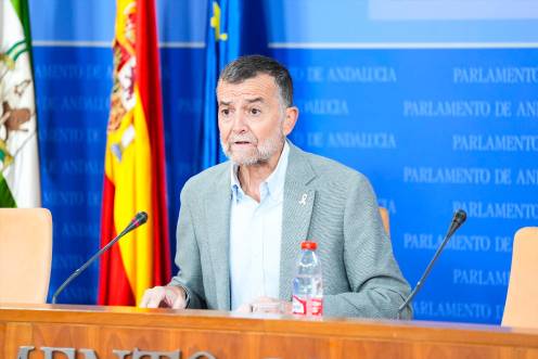 <i>El portavoz del Grupo Parlamentario Por Andalucía, Antonio Maíllo, durante la ronda de ruedas de prensa de portavoces de los grupos parlamentarios en el Parlamento de Andalucía. / Joaquín Corchero / Europa Press.</i>