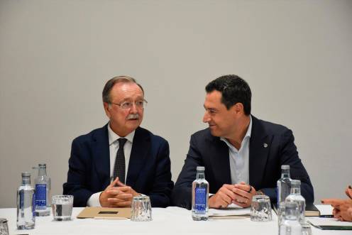 <i>El presidente de la Junta de Andalucía, Juanma Moreno y el presidente de Ceuta, Juan Jesús Vivas. / Europa Press. </i>