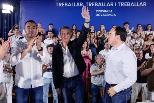 <i>Vicente Mompó, Alberto Núñez Feijóo y Juanfran Pérez Llorca, en la reunión de la Junta Directiva del PP de la provincia de Valencia. / Rober Solsona / Europa Press.</i>