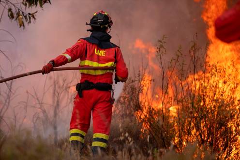 <i>Trabajos de extinción del incendio por dispositivos de la UME en el paraje Raboconejo de Niebla (Huelva). / Europa Press.</i>