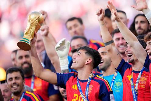 <i>Pedri González sostiene la Copa del Mundo. / Europa Press.</i>