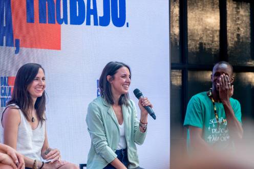 <i>Irene Montero, entre Ione Belarra y Serigne Mbaye, en el acto de Podemos. / Ricardo Rubio / Europa Press.</i>