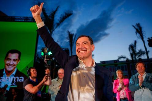 <i>El presidente del PP-A y candidato a la reelección de la Presidencia de la Junta, Juanma Moreno, celebra el fin de fiesta tras el mitin de cierre de campaña celebrado en Málaga, a 15 de mayo. / Europa Press.</i>