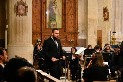 <i>El director musical carolinense Cristóbal Quirós del Campo durante un concierto.</i>