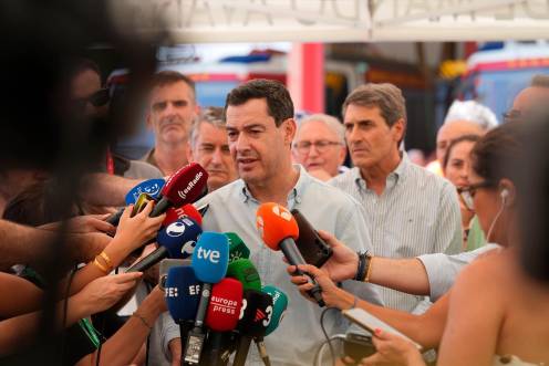<i>El presidente de la Junta de Andalucía, Juanma Moreno, en una atención a los medios en el puesto de mando avanzado por incendio forestal en Los Gallardos (Almería). / Junta de Andalucía.</i>