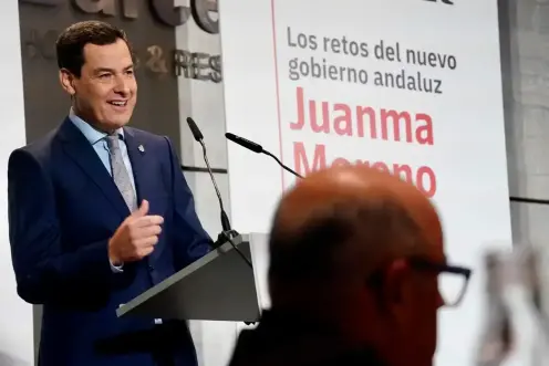 <i>El presidente de la Junta de Andalucía, Juanma Moreno, este lunes, durante su intervención en el encuentro-coloquio Diálogos Sur, organizado por el Diario Sur, en Málaga. / Álex Zea / Europa Press.</i>