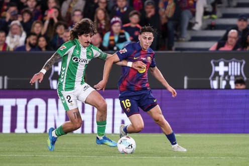 <i>Fermín López (FC Barcelona) y Héctor Bellerín (Real Betis) en acción durante el partido de LaLiga EA Sports disputado en el Spotify Camp Nou el 17 de mayo de 2026 en Barcelona. / Europa Press.</i>