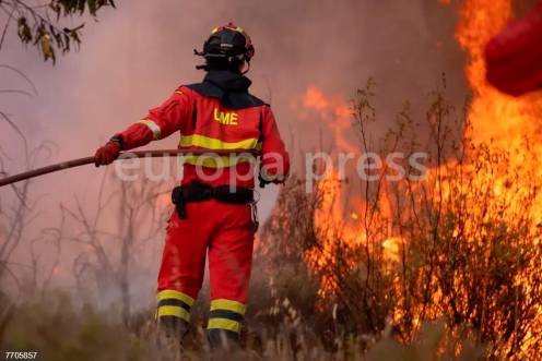 <i>Trabajos de extinción del incendio por dispositivos de la UME en el paraje Raboconejo de Niebla (Huelva). / Europa Press.</i>