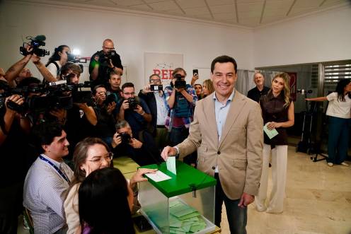 <i>El candidato del PP-A a la reelección al frente de la Junta, Juanma Moreno, ejerce su derecho al voto. / Europa Press.</i>