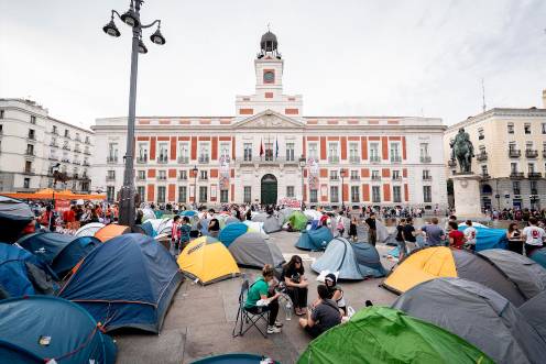 <i>Numerosas personas se concentran en tiendas de campaña para exigir la aprobación de un decreto sobre vivienda. / A. Pérez Meca / Europa Press.</i>
