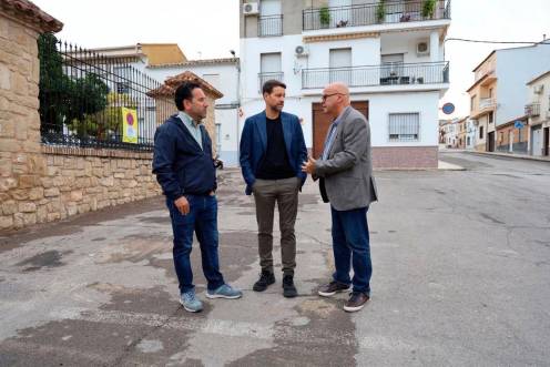 <i>Manuel Fernández durante su visita a Torreperogil, junto al alcalde, José Ruiz. / Subdelegación del Gobierno.</i>