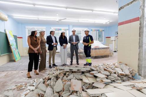 <i>El presidente de la Junta de Andalucía, Juanma Moreno visita un centro educativo afectado por los seísmos en Churriana de la Vega (Granada). / Europa Press. </i>