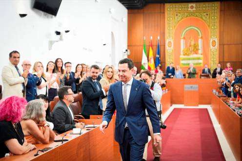 <i>El presidente en funciones de la Junta y candidato del PP-A a la reelección, Juanma Moreno, tras lograr ser investido como jefe del Ejecutivo andaluz en la XIII legislatura. / Europa Press. </i>