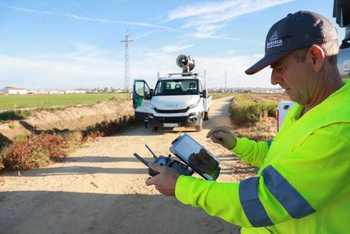 <i>Un dron interviene en la campaña para el tratamiento contra los mosquitos que propagan el Virus del Nilo Occidental (VNO). / Europa Press. </i>