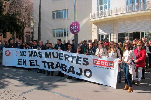 <i>Concentración de los sindicatos frente a la Subdelegación del Gobierno contra la siniestralidad laboral. / Europa Press. </i>