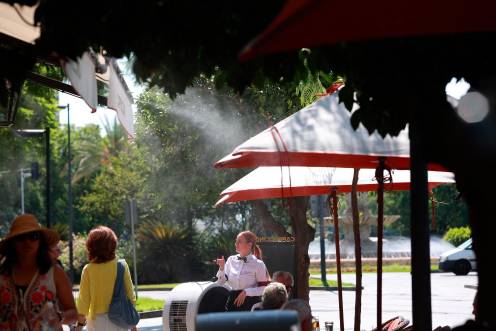 <i>Veladores con pulverizador de agua durante la ola de calor. / Europa Press.</i>