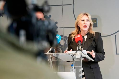 <i>La consejera de Economía, Carolina España, en las instalaciones de la Unidad Aceleradora de Proyectos en Sevilla. / Eduardo Briones / Europa Press. </i>