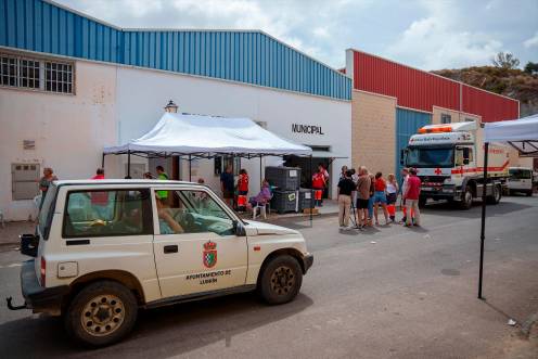 <i>Los desalojados en el tanatorio de Lubrín por el incendio de Los Gallardos. / Europa Press. </i>