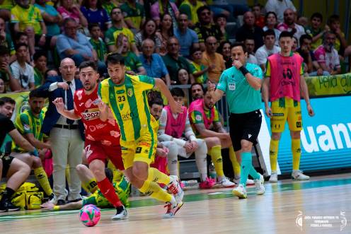 <i>Mareco se anticipa a Adri Rivera en el segundo partido disputado en el Olivo Arena. / </i><span class=mln_small-caps_mln>Pedro Jesús Chaves / Jaén FS.</span>