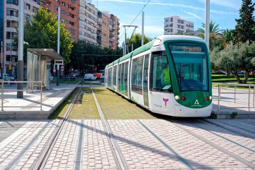 <i>Tranvía, en pruebas por Jaén, que contará con una partida de 6,6 millones para su consolidación el primer año.</i>
