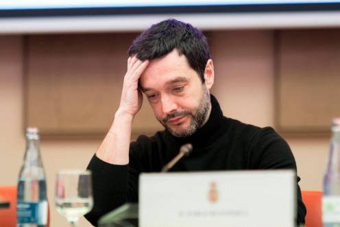 <i>El ministro de Derechos Sociales, Consumo y Agenda 2030, Pablo Bustinduy, durante una jornada sobre la regularización de la publicidad de alimentos no saludables, en el Congreso, a 2 de marzo de 2026. Archivo. / Europa Press.</i>