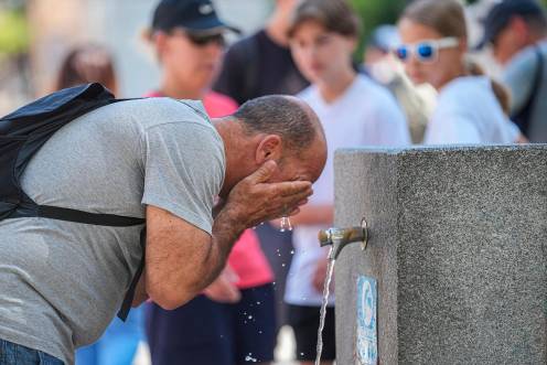 <i>Un hombre se refresca en fuente pública. / María José López / Europa Press. </i>