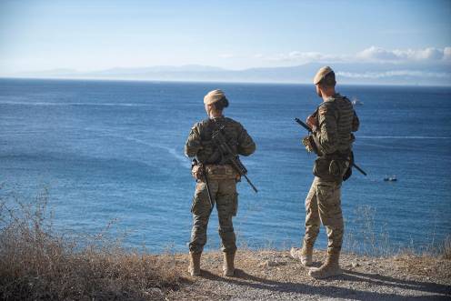 <i>Dos soldados vigilan la frontera en Benzú. / Europa Press. </i>