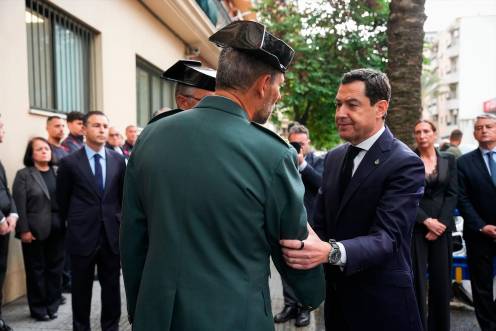 <i>Moreno saluda a dos agentes en la capilla ardiente de los guardias civiles muertos en acto de servicio en Huelva el pasado mes de mayo. / María José López / Europa Press.</i>