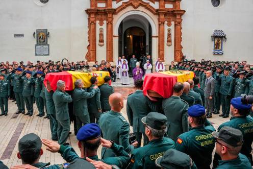 <i>Funeral en Huelva de los dos Guardia Civiles fallecidos en acto de servicio este viernes mientras perseguían una narcolancha en las costas onubenses. / Europa Press.</i>