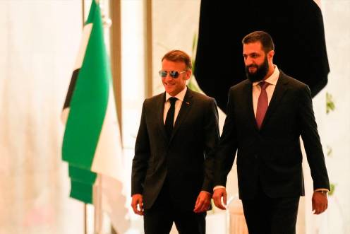 <i>Ahmad al Sharaa llega a Francia con el presidente Emmanuel Macron.</i>