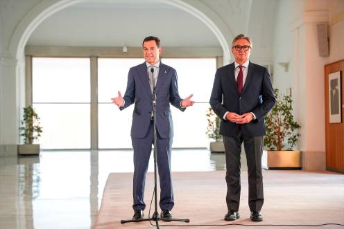 <i>El presidente en funciones de la Junta, Juanma Moreno junto al portavoz del grupo parlamentario Vox en Andalucía atendiendo a los medios. / Europa Press. </i>