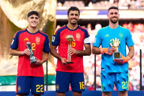 <i>El centrocampista de la selección española Rodri Hernández, el portero Unai Simón y el central Pau Cubarsí. / RFEF.</i>
