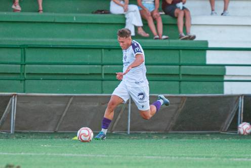 <i>Jugada de Rubén Ávila en el partido amistoso disputado ante el Cacereño. / Real Jaén.</i>