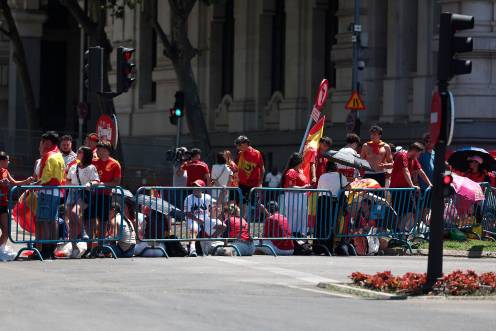 <i>Varias personas esperan a la llegada de los jugadores durante los preparativos para la llegada de la Selección Española. / Eduardo parra / Europa Press.</i>