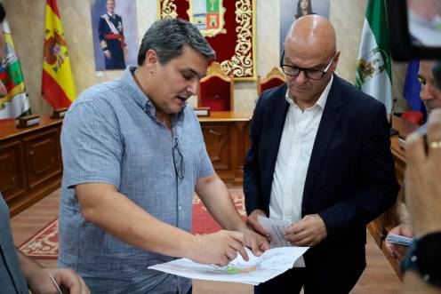 <i>Manuel Fernández se reúne con el alcalde de Marmolejo, Manuel Lozano. / Subdelegación del Gobierno de España en Jaén.</i>
