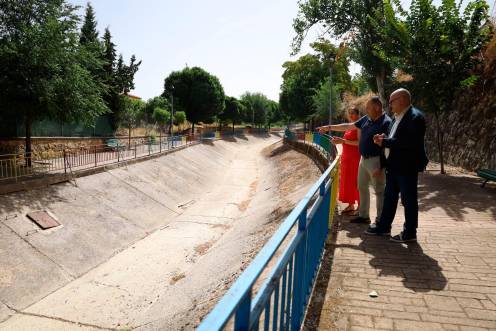 <i>Visita de Manuel Fernández a los daños ocasionados a causa de las borrascas en Ibros. / Subdelegación del Gobierno en Jaén. </i>