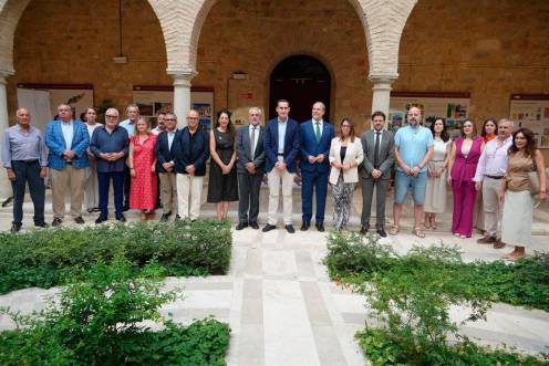 <i>Miembros del Patronato de la Fundación Estrategias con el nuevo presidente, Juan Latorre. / Diputación de Jaén.</i>