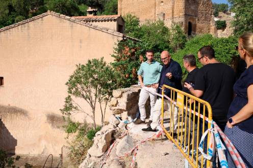 <i>El subdelegado del Gobierno, Manuel Fernández, visita La Iruela, junto a su alcalde, Daniel Sánchez. / Subdelegación del Gobierno.</i>