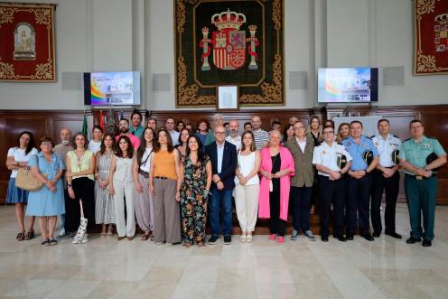 <i>Foto de familia del acto institucional en la Subdelegación del Gobierno en Jaén. / Subdelegación del Gobierno en Jaén.</i>