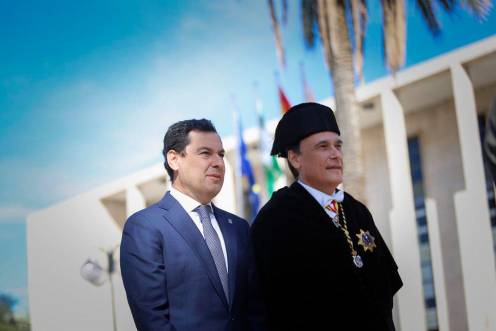 <i>Juanma Moreno y José Carlos Gómez Villamandos cuando éste era rector de la Universidad de Córdoba. Archivo. / María José Lópz / Europa Press.</i>
