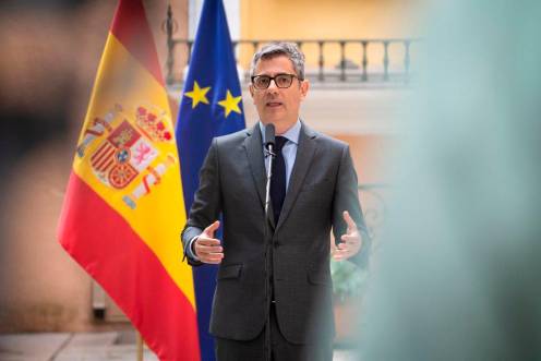 <i>El ministro de la Presidencia, Justicia y Relaciones con las Cortes, Félix Bolaños, atiende a los medios de comunicación, a 4 de mayo de 2026. / Europa Press.</i>