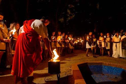 <i>Imagen de las actividades nocturnas que se celebraron en el campamento, iniciativas que tuvieron mucho éxito en las Fiestas de Cástulo. </i>