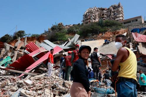 <i>Gente buscando supervivientes en la zona de La Guaira, Venezuela. / Javier Campos / DPA.</i>