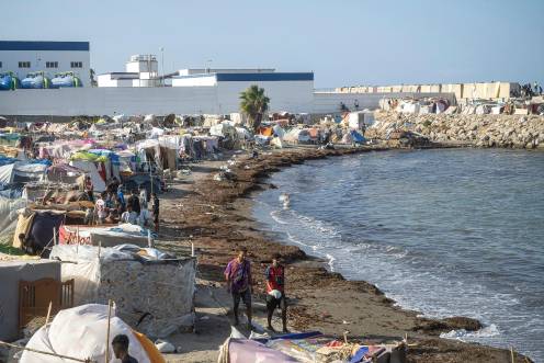 <i>Migrantes en chabolas, en la playa de Trampolín. / Europa Press. </i>